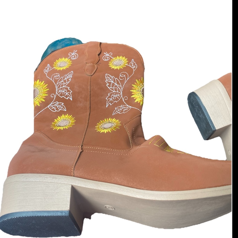 Amazon Tan Heeled Boots with Yellow Embroidery - Picture 2 of 2